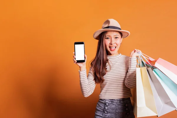 Güzel Modaya Uygun Bir Asyalı Kadın Elinde Telefon Kredi Kartıyla — Stok fotoğraf