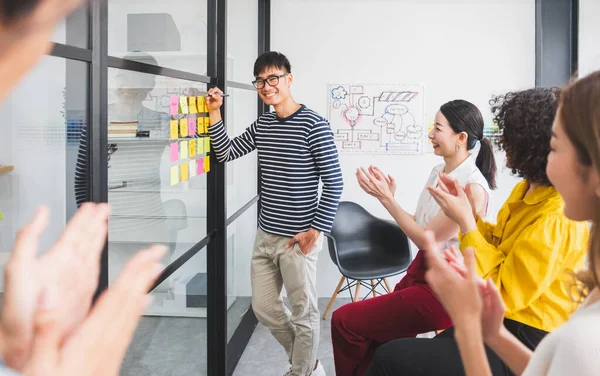 Asian Business People Clapping Hands Applause While Meeting Success Modern — Stock Photo, Image