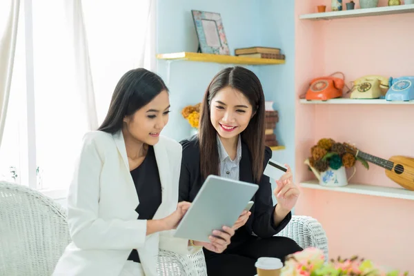 Zwei Junge Asiatische Geschäftsfrauen Anzug Benutzen Tablet Smartphone Und Kreditkarte — Stockfoto