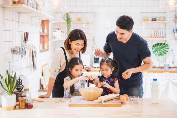 亚洲家庭喜欢在家里的厨房里玩耍和做饭 — 图库照片