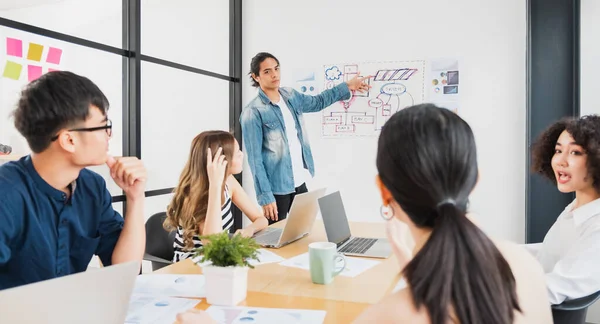 Asiatiska Affärsmän Möte Konferens Och Brainstorming Moderna Kontor Casual Och — Stockfoto