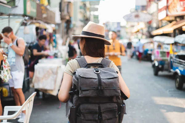 Volver Ver Asiática Mujer Turista Mochilero Viajar Khao San Road — Foto de Stock