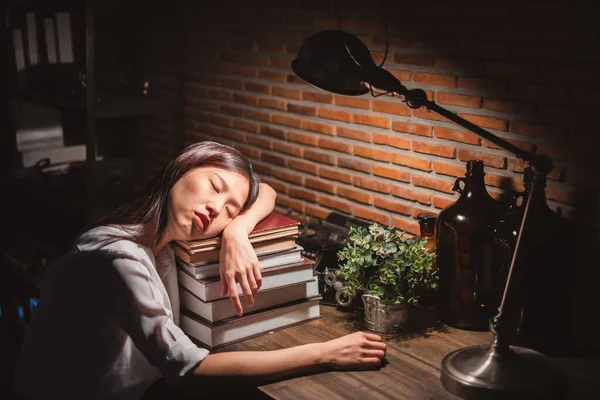 Jovem Mulher Negócios Asiática Trabalhando Longo Tempo Noite Trabalhar Duro — Fotografia de Stock