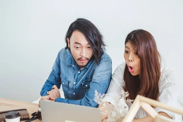 Dos Joven Asiático Hombre Mujer Sorpresa Shock Cara Wow Expresión — Foto de Stock