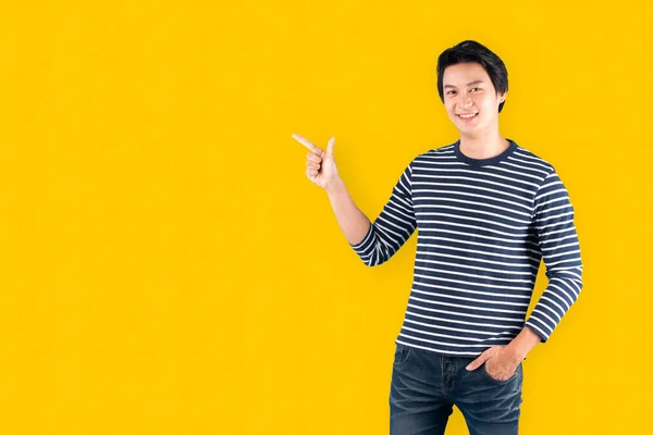 Joven Asiático Guapo Hombre Feliz Que Apunta Parte Superior Del —  Fotos de Stock