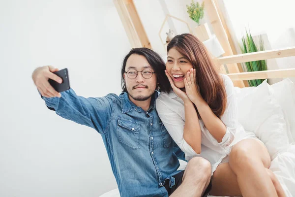 Tineri Asiatice Cuplu Iubitor Fotografie Selfie Dormitor Asiatic Cuplu Iubitor — Fotografie, imagine de stoc