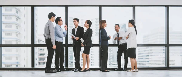 Grupo Empresários Asiáticos Traje Formal Reunião Sobre Fundo Cidade Moderna — Fotografia de Stock