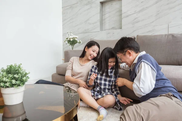 Feliz Família Asiática Brincando Juntos Casa — Fotografia de Stock
