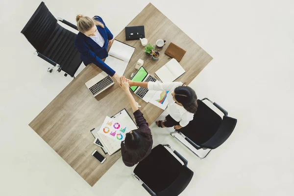 Tres Mujeres Negocios Discutiendo Trabajo Mesa Oficina Vista Superior —  Fotos de Stock