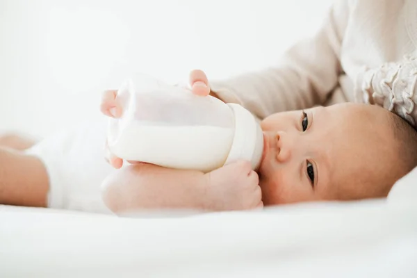 Mère Nourrissant Bébé Asiatique Avec Bouteille Lait — Photo