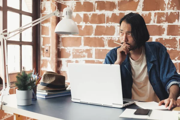 Joven Hombre Asiático Pensando Trabajando Ordenador Portátil Para Diseñador Creativo —  Fotos de Stock