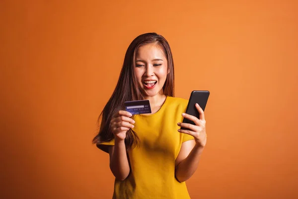 Ung Asiatisk Kvinna Som Använder Kreditkort Och Smarttelefon För Online — Stockfoto