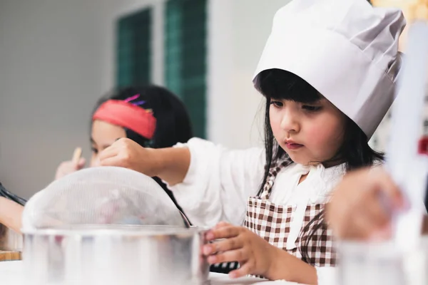 Groep Diversiteit Kinderen Meisje Het Maken Van Taart Bakkerij Keuken — Stockfoto