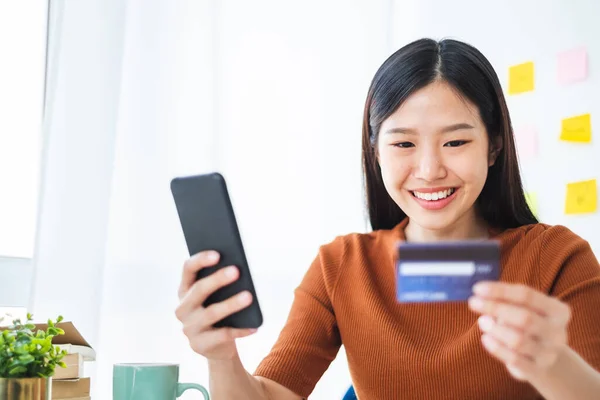 オンラインショッピングのためのスマートフォンやクレジットカードを使用して若い美しいアジアの女性 — ストック写真