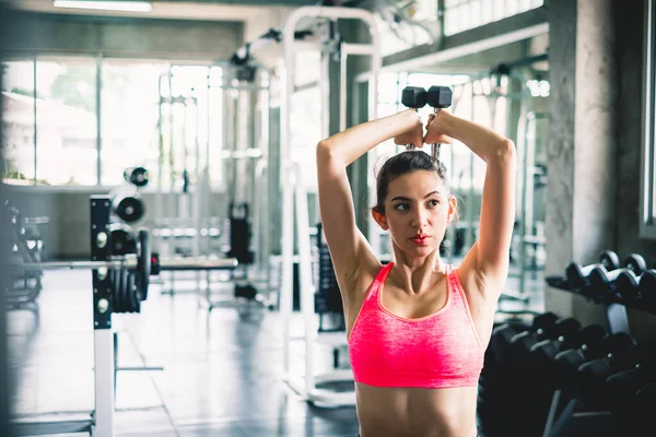 Spor Salonunda Ağırlık Çalışması Için Dambıl Kaldırarak Kadın Egzersizi — Stok fotoğraf
