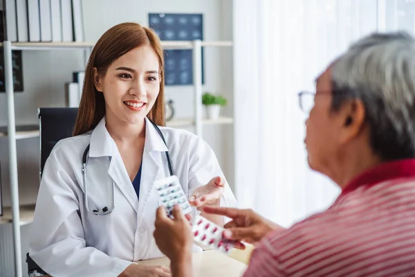 Asiático Médico Mulher Explicando Velho Paciente Para Tomar Medicina Asiático — Fotografia de Stock