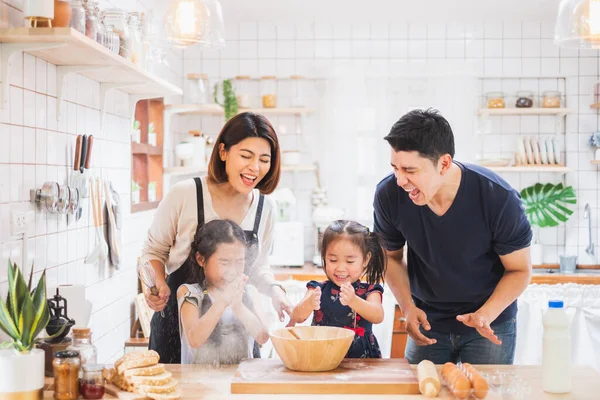 Aziatisch Gezin Genieten Van Spelen Koken Eten Keuken Thuis — Stockfoto