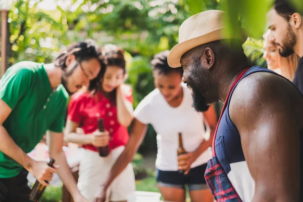 Grupp Mångfald Människor Som Har Grill Grill Fest Hemma Matlagning — Stockfoto