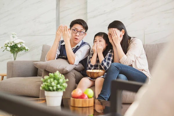 Glücklicher Asiatischer Familienlebensstil Genießt Hause Gruselfilme Fernsehen Sehen — Stockfoto