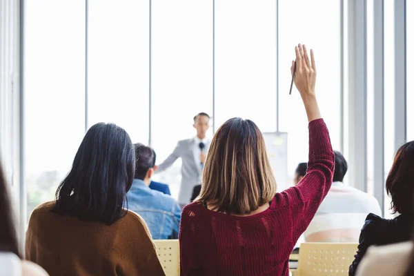 Business Woman Raising Hand Asking Speaker Question Answer Concept Meeting — Stock Photo, Image