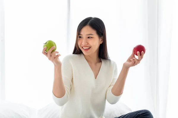 Mujer Asiática Sosteniendo Manzanas Rojas Verdes Fruta Para Concepto Alimentación —  Fotos de Stock