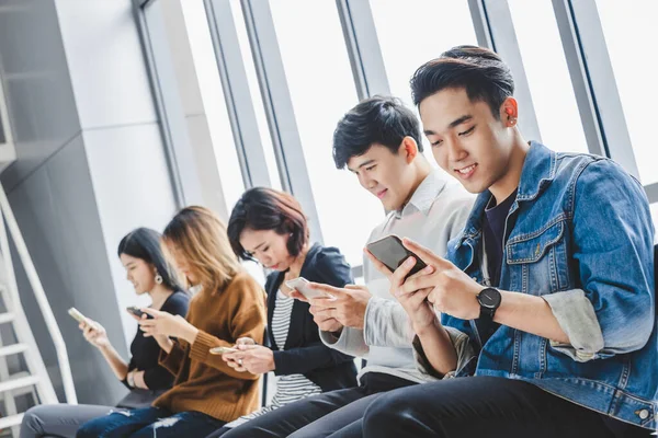 Grupo Jóvenes Adolescentes Que Utilizan Teléfono Inteligente Para Internet Línea —  Fotos de Stock