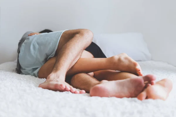 Ευτυχισμένο Ζευγάρι Εραστής Στο Κρεβάτι Αγκαλιά Και Φιλί Ρομαντικές Στιγμές — Φωτογραφία Αρχείου