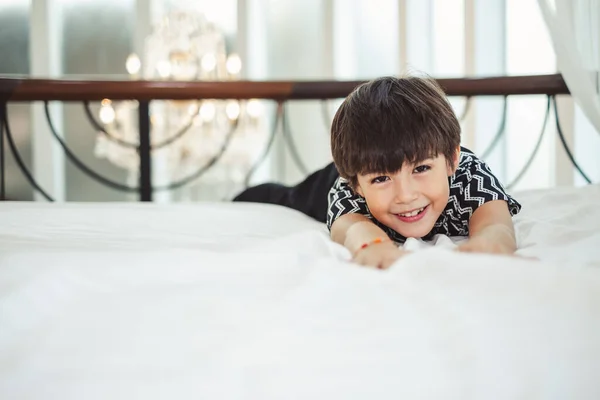 Τεμπέλικο Αγόρι Χαρούμενο Ξυπνώντας Στο Λευκό Κρεβάτι Σηκώνοντας Χέρια Στο — Φωτογραφία Αρχείου