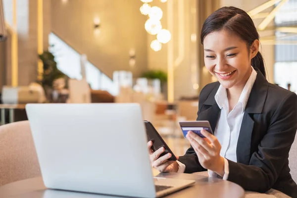 Azjatycka Bizneswoman Używająca Karty Kredytowej Telefonu Komórkowego Płatności Zakupów Online — Zdjęcie stockowe