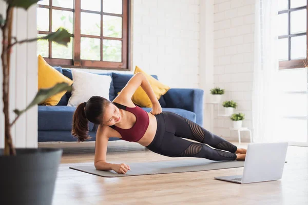 Jovem Asiática Saudável Mulher Treino Casa Exercício Apto Fazendo Ioga — Fotografia de Stock