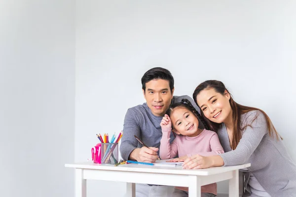 Asiatisches Familienmädchen Mutter Und Vater Zeichnen Mit Vielen Farbstiften Auf — Stockfoto