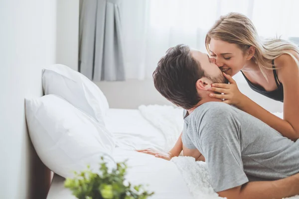 Pareja Feliz Amante Cama Abrazo Beso Tiempo Romántico Amor Concepto —  Fotos de Stock