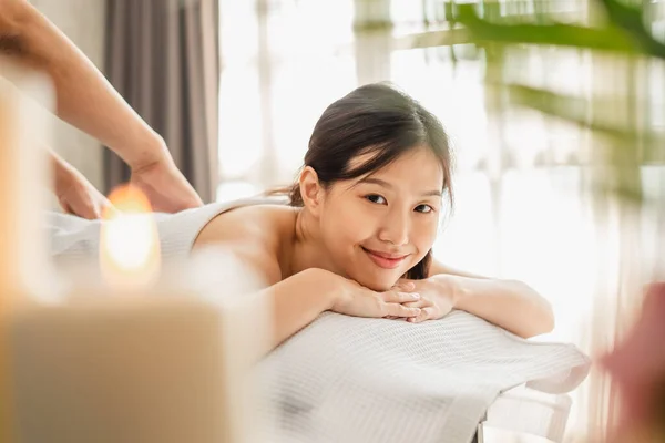 Jong Aziatisch Schoonheid Vrouw Genieten Massage Spa — Stockfoto