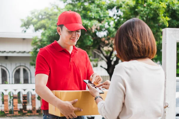 Asian Delivery Man Deliver Box Parcel Package Customer Home Shipping — Stock Photo, Image