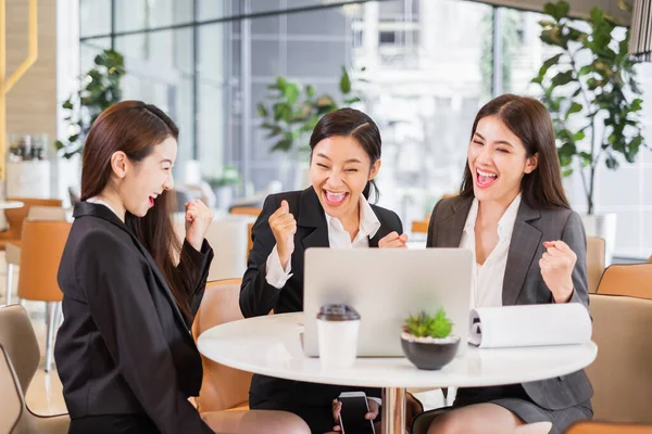 ラップトップの朝を見てアジアのビジネスのグループは オフィスで幸せと成功を感じています — ストック写真
