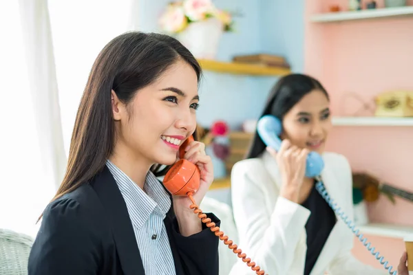 Dos Jóvenes Asiático Negocios Mujer Trabajando Como Call Center Con —  Fotos de Stock