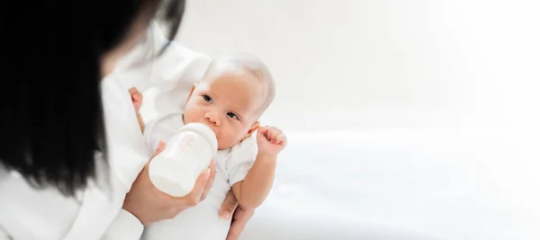 Madre Alimentazione Asiatico Bambino Con Bottiglia Latte Banner Copia Spazio — Foto Stock