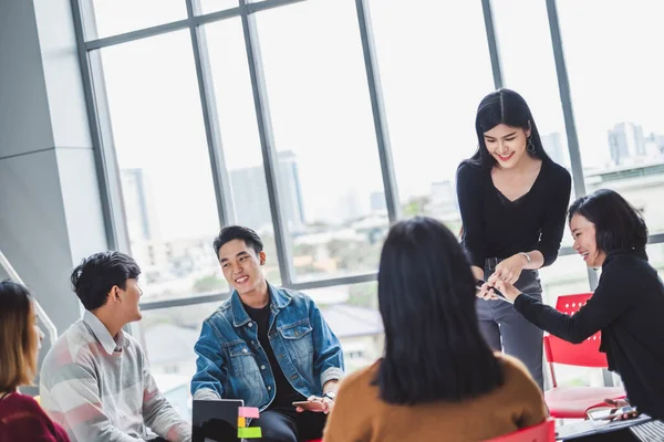 Ungdomsgruppen Asiatiska Personer Möts Ett Modernt Kontor — Stockfoto