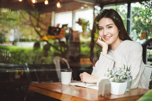 Muotokuva Nuori Kaunis Aasialainen Nainen Työskentelee Kahvilassa Kahvila — kuvapankkivalokuva