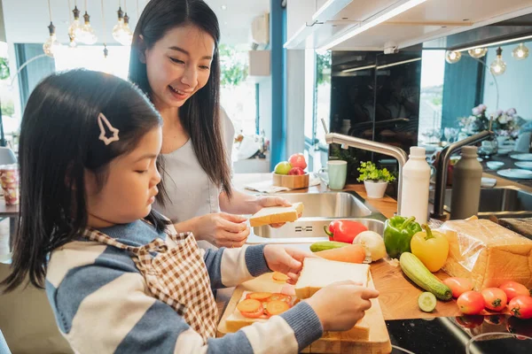 Aziatische Moeder Haar Dochter Kind Koken Voedsel Voor Ontbijt Keuken — Stockfoto