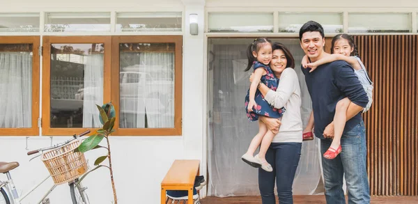 Retrato Asiático Família Frente Casa Feliz Família Casa Conceito — Fotografia de Stock