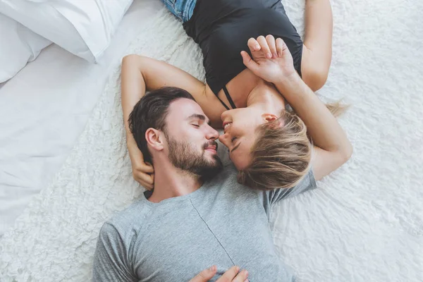 Pareja en la cama fotos de stock, imágenes de Pareja en la cama sin royalties | Depositphotos Pareja en la cama fotos de stock, imágenes de Pareja en la cama sin royalties | Depositphotos