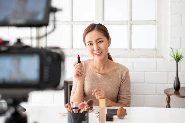 Ασιάτισσα Blogger Ομορφιάς Vlogger Διδασκαλία Για Make Cosmetic Tutorial Μέσω — Φωτογραφία Αρχείου