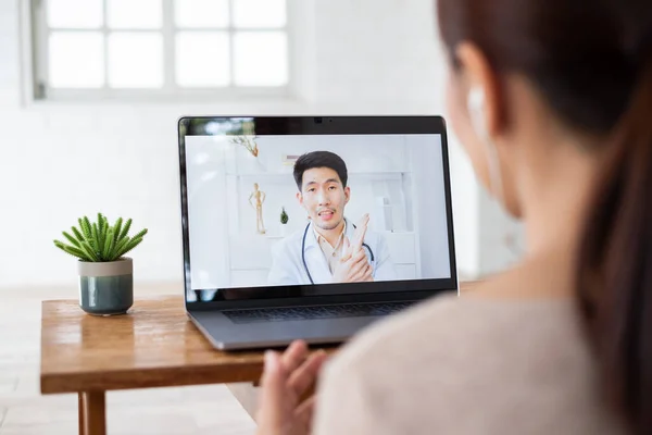 Asijská Žena Mluví Lékařem Přes Počítač Notebook Virtuální Videohovor Nebo — Stock fotografie