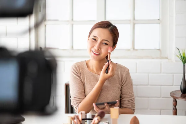 Ασιάτισσα Blogger Ομορφιάς Vlogger Διδασκαλία Για Make Cosmetic Tutorial Μέσω — Φωτογραφία Αρχείου