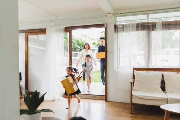 아파트로 이사하는 아시아 가족들 — 스톡 사진