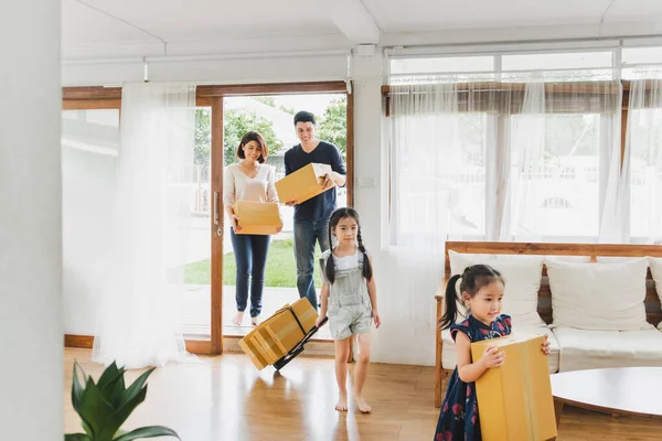 아파트로 이사하는 아시아 가족들 — 스톡 사진