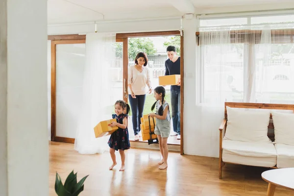 Aziatisch Gezin Verhuizen Naar Nieuw Huis Appartement Met Veel Verpakking — Stockfoto