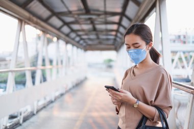 Kirliliği PM2.5, hava kirliliği ve koronavirüs covid-19 'dan korumak için koruyucu yüz maskesi takan Asyalı kadın.