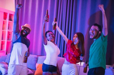 Bir grup insan gece parıltısından, disko partisinden, şarkı söylemekten, dans etmekten, özel evde alkol içmekten hoşlanırlar.